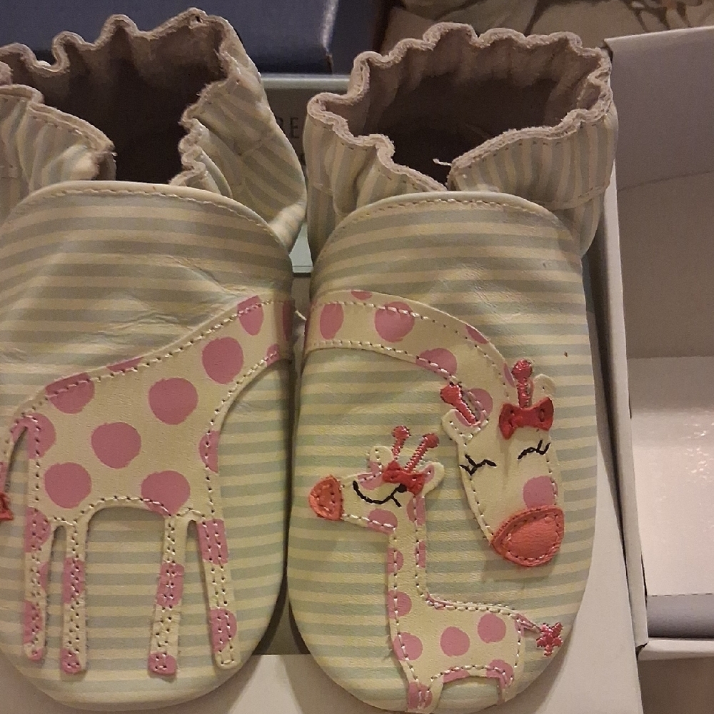 Robeez Soft Soles with Pink and White Giraffe Design - Picture 2 of 4
